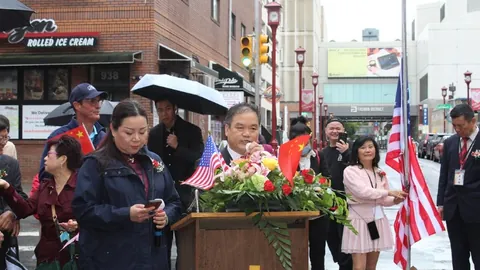 乔治娜工作瞬间曝光：妆容精致，专注投入（图）